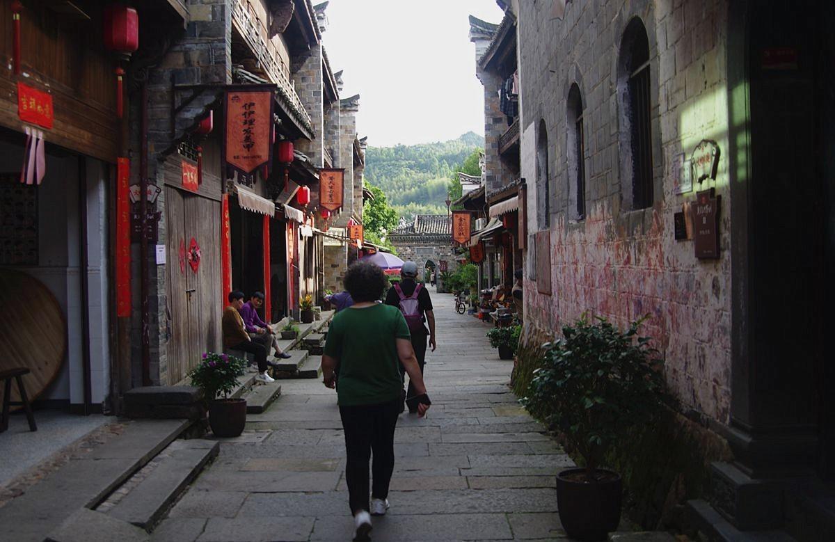 无营运许可证！山东籍大巴司机载40余乘客“冲关”被警方成功拦截，司机被控制